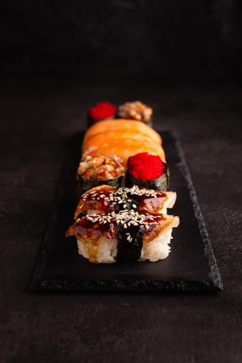 Sushi på sort tallerken set ovenfra hos sushi restaurant i Næstved