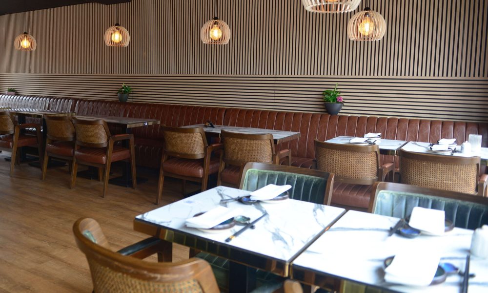 Hyggelig sushi restaurant i Næstved med bordopdækning og varmt lys